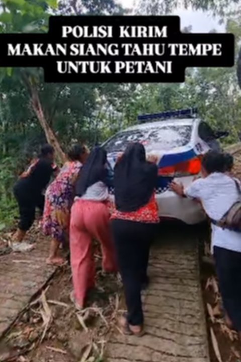 Bawa Mobil Patwal ke Perkampungan, Polisi Ini Bagikan Makan Siang Sederhana buat Para Petani 'Matur Nuwun ya Allah'