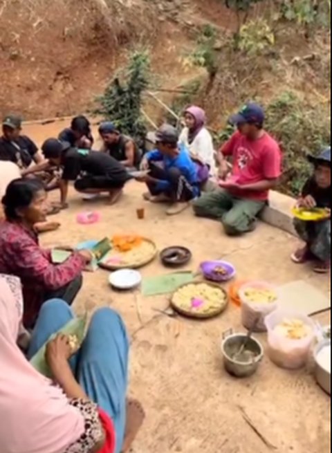 Bawa Mobil Patwal ke Perkampungan, Polisi Ini Bagikan Makan Siang Sederhana buat Para Petani 'Matur Nuwun ya Allah'