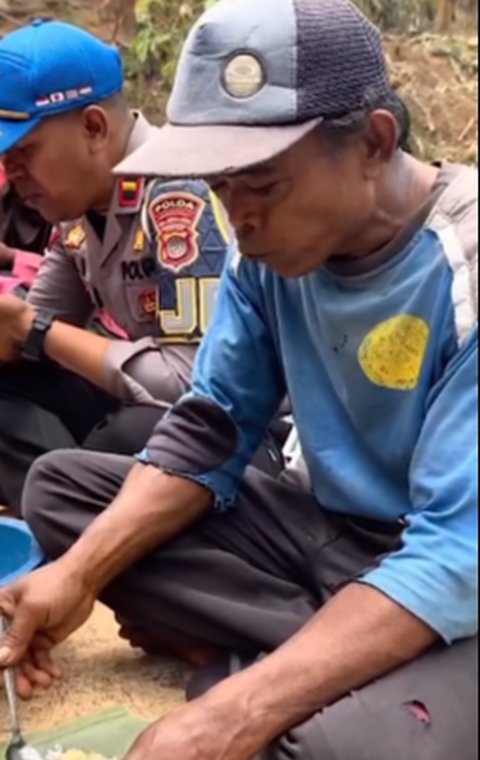 Bawa Mobil Patwal ke Perkampungan, Polisi Ini Bagikan Makan Siang Sederhana buat Para Petani 'Matur Nuwun ya Allah'