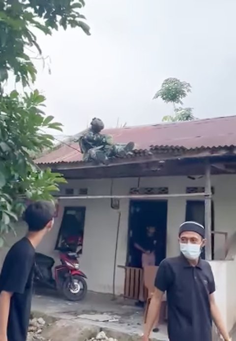 Kemunculan Prajurit TNI Penerjun Bikin Satu Keluarga Terkejut Keluar Rumah, Tak Disangka Ternyata Nyangkut di Genteng