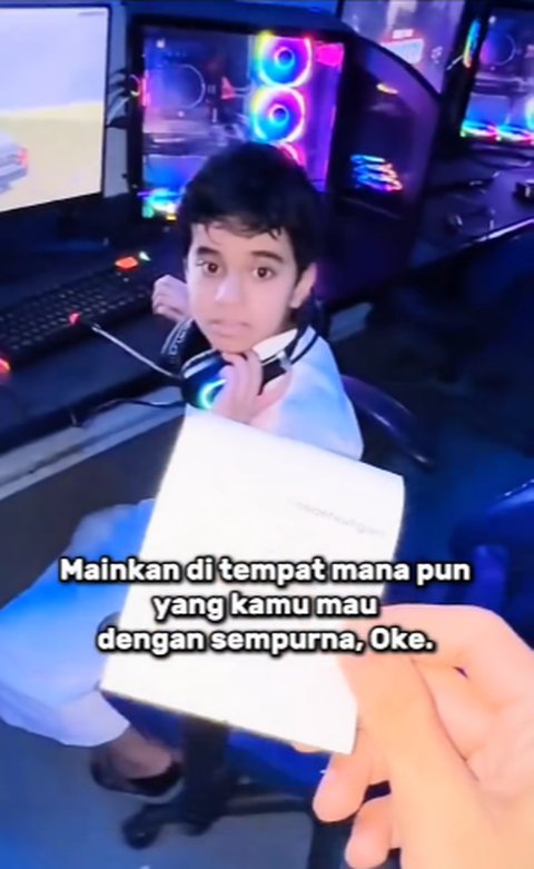 Anak Ini Pilih Pergi Sholat pada Waktunya Meski Sedang Seru Main Game, Langsung Dapat Hadiah Tak Terduga