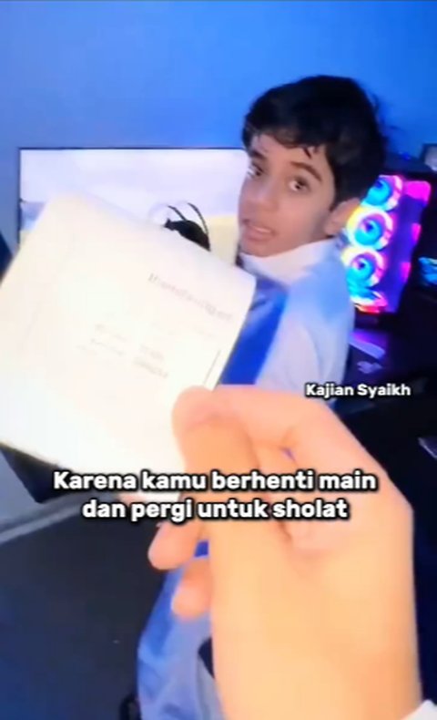 Anak Ini Pilih Pergi Sholat pada Waktunya Meski Sedang Seru Main Game, Langsung Dapat Hadiah Tak Terduga