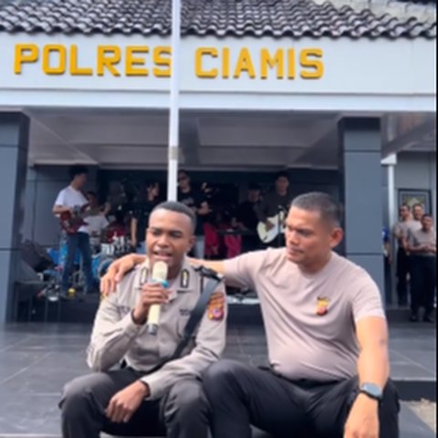 Mirip Banget Vokal Glenn Fredly, Suara Emas Siswa Polisi Asal Papua saat Bernyanyi ini Ramai Disorot