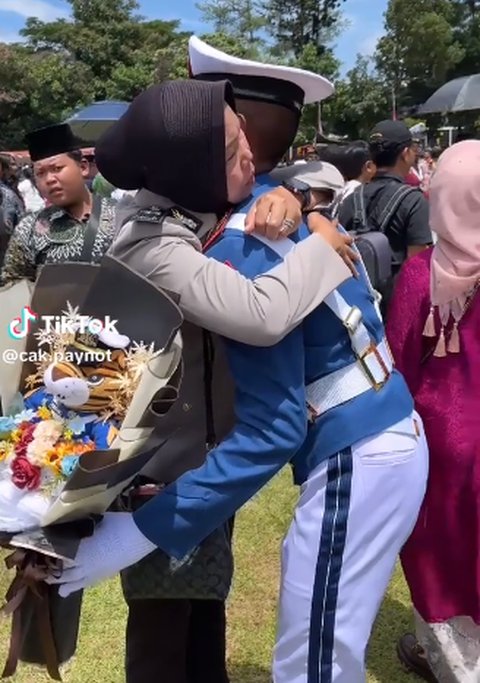 Kedua Orangtua Bintara Polisi Anaknya Taruna Akmil, Momen Sang Ibu Suapi Calon Jenderal TNI Sambil Beri Nasihat Mendalam