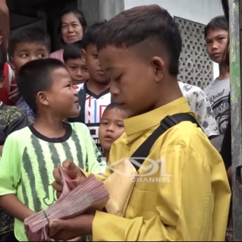 Cagub Dedi Mulyadi Sumbang Masjid dan Beri Uang Anak Angkatnya Gepokan