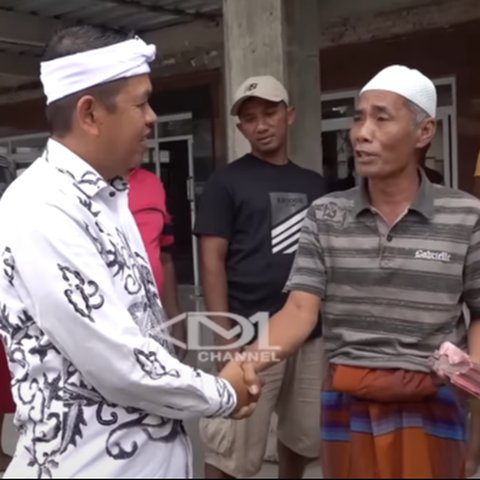 Cagub Dedi Mulyadi Sumbang Masjid dan Beri Uang Anak Angkatnya Gepokan