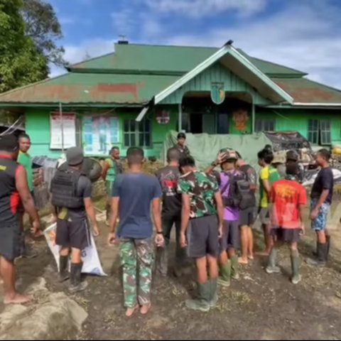 Cari Kayu Bakar Untuk Memasak, Prajurit TNI AD Ini Tetap Bawa Senjata Lengkap di Pedalaman Papua