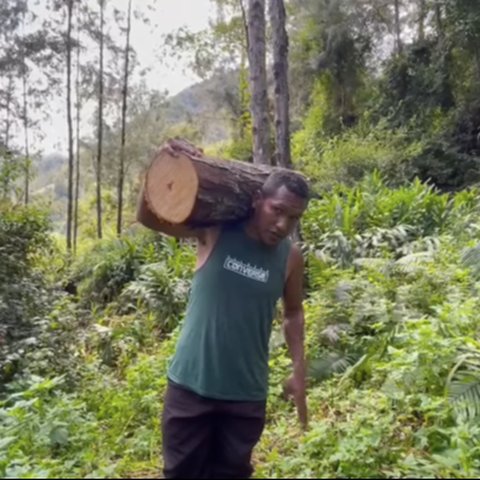 Cari Kayu Bakar Untuk Memasak, Prajurit TNI AD Ini Tetap Bawa Senjata Lengkap di Pedalaman Papua