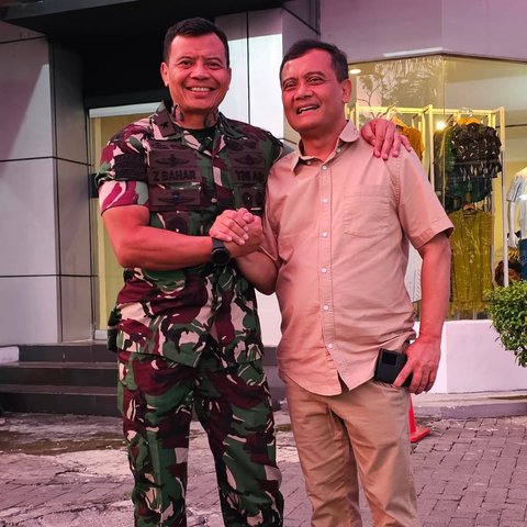 Lama Tak Jumpa, Potret Kangen-kangenan Brigjen TNI dengan Kakaknya Jenderal Polisi