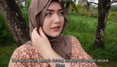 Baru Pertama Kali Selama Hidup, Bule Cantik Mualaf Asal Amerika Ini Saksikan Acara Tunangan di Kampung Sang Suami