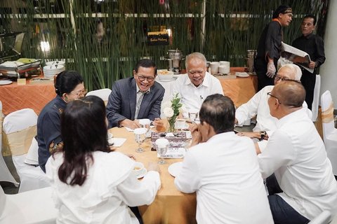 Tiga Serangkai Mantan Menteri Era Jokowi Kumpul Bareng, Pak Bas Berdiri Kepalkan Tangan