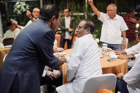 Tiga Serangkai Mantan Menteri Era Jokowi Kumpul Bareng, Pak Bas Berdiri Kepalkan Tangan