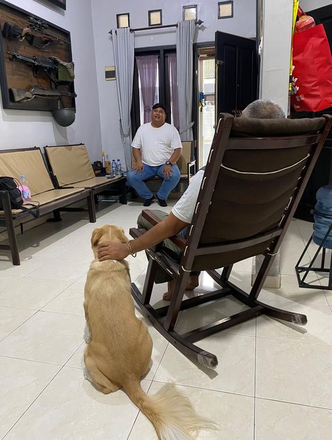 Cowok ini Tegang Banget Bertemu Ayah Pacarnya, Lihat Pajangan di Dinding dan Peliharaan Camer Bikin Deg-degan