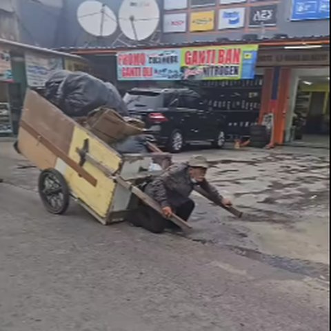 Kesaksian Ojol Temui Kakek Penarik Gerobak, Dikira Sujud Ternyata Minum Air Genangan Hujan di Jalan