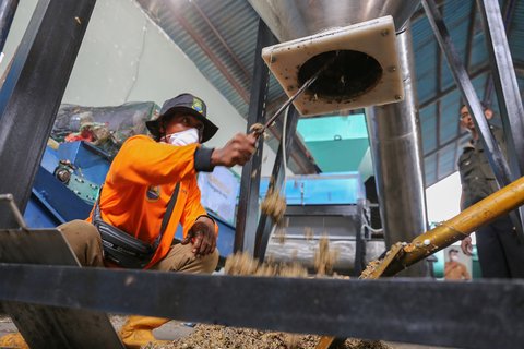 FOTO: Mengintip TPA Rawa Kucing Tangerang Kelola Sampah Jadi Kompos dan Bahan Bakar