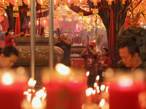 FOTO: Suasana Hikmat Warga Keturunan Tionghoa di Tangerang Sembahyang di Malam Pergantian Tahun Baru Imlek 2024