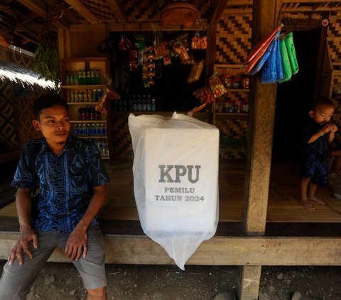 FOTO: Perjuangan Distribusi Kotak Suara Pemilu di Baduy Luar, Petugas dan Warga Jalan Kaki hingga 5 Km