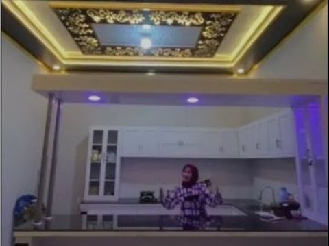 This Former Sexy Dangdut Singer Now Switches Profession to Become a Farmer, Having a Simple House but a Kitchen as Luxurious as a Hotel!