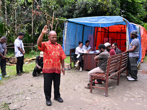 FOTO: Suasana Pemilu Bernuansa Alam di Papua, TPS dari Daun Kelapa Bikin Adem Para Calon Pemilih