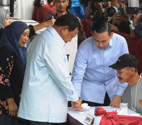 FOTO: Pose Prabowo dengan Tinta Dua Jari Usai Mencoblos di TPS 033 Bojong Koneng