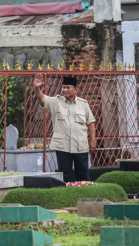 Prabowo tampak melambaikan tangan kepada warga yang menyapanya saat berziarah ke makam ayahnya, Suemitro Djojohadikusumo, di TPU Karet Bivak, Jakarta, Kamis (15/2/2024).