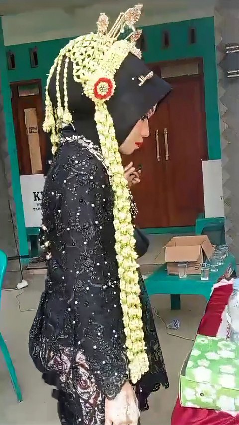 Miscellaneous Elections: Mistaken for Cosplay, Bride with Makeup and Complete Bridal Clothes Leaves Reception for Voting