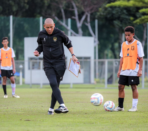 FOTO: Aksi Nova Arianto Pimpin Latihan Perdana Timnas Indonesia U-16 di Lapangan B SUGBK