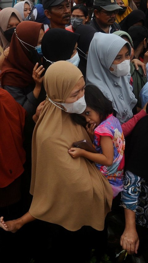 Bahkan ada yang membawa anak dalam antrean yang penuh sesak itu. Foto: merdeka.com / Arie Basuki