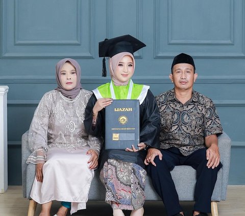 Portrait of Nur Aini, a Beautiful Girl Cement Porter who went Viral after Graduation, Photo with Family, Her Sister is Equally Beautiful