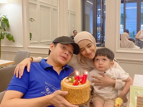 Potret Nadya Mustika Rayakan Momen Ultah Suami Bersama Baby Syaki, Sweet Banget!