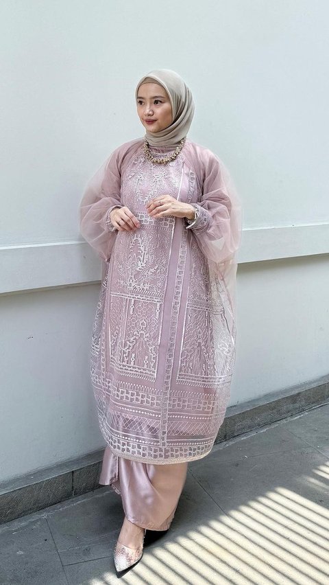 Nora Tunik Set dengan Sentuhan Renda yang Elegan