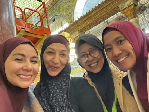 Potret Meisya Siregar dan Bebi Romeo saat Berkunjung ke Masjid Al Aqsa, Berderai Air Mata saat Panjatkan Doa di Malam Nisfu Syaban