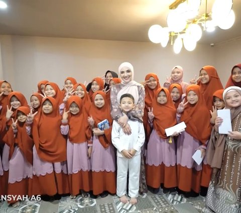 Potret Ashanty Gelar Pengajian di Malam Nisfu Syaban dengan Mengundang Anak Yatim, Tampil Cantik Kenakan Hijab