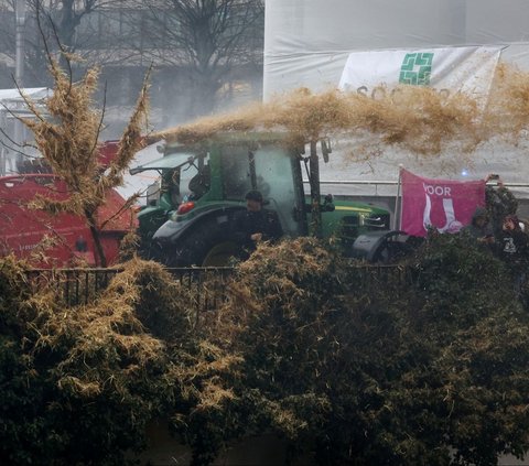 FOTO: Demo Petani Eropa Ricuh, Aksi Bakar Ban hingga Sebar Jerami ke Jalanan Bikin Kota Brussel Mencekam