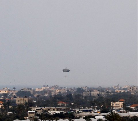 FOTO: Momen Pesawat Militer Yordania Terjunkan Bantuan untuk Warga Jalur Gaza