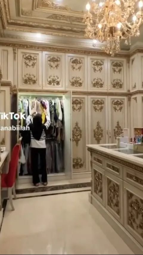 Meskipun memiliki segala kemewahan, Daffa menunjukkan detail dari walk-in closet mereka, namun keluarga ini tidak suka memamerkan kekayaan mereka.