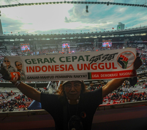 FOTO: Aksi Orasi Politik Ganjar Pranowo Membakar Semangat Ratusan Ribu Pendukung Kampanye Akbar di Stadion Utama Gelora Bung Karno