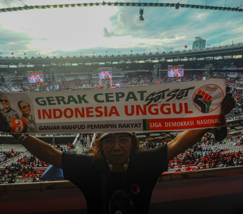 FOTO: Aksi Orasi Politik Ganjar Pranowo Membakar Semangat Ratusan Ribu Pendukung Kampanye Akbar di Stadion Utama Gelora Bung Karno