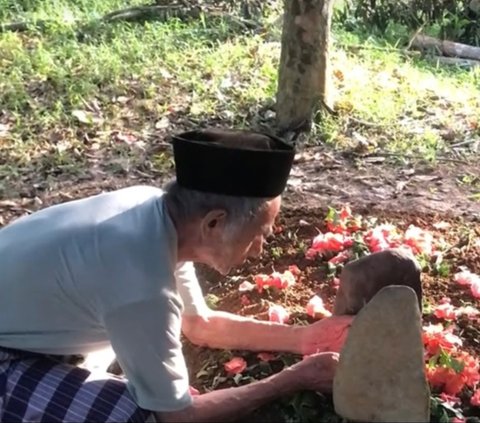 73 Tahun Bersama, Momen Seorang Kakek Selalu Menangis saat Berkunjung ke Makam Istri Ini Bikin Haru
