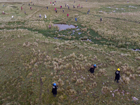 FOTO: Ngerinya Ritual Ini, Komunitas di Peru Bertarung Sampai Berdarah-Darah Demi Keberuntungan dan Hasil Panen Terbaik di Tahun 2024