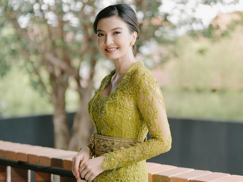 10 Potret Raline Shah Tampil dalam Balutan Busana Kebaya, Anggun dan Cantik!