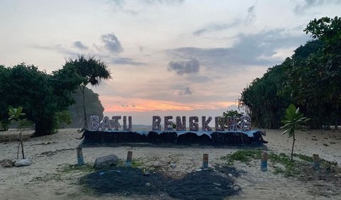 11. Pantai Batu Bengkung: Panorama Pantai yang Memesona