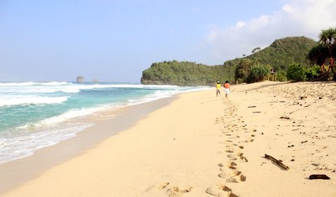 12. Pantai Goa Cina: Pantai dengan Goa Misterius dan Pemandangan Indah