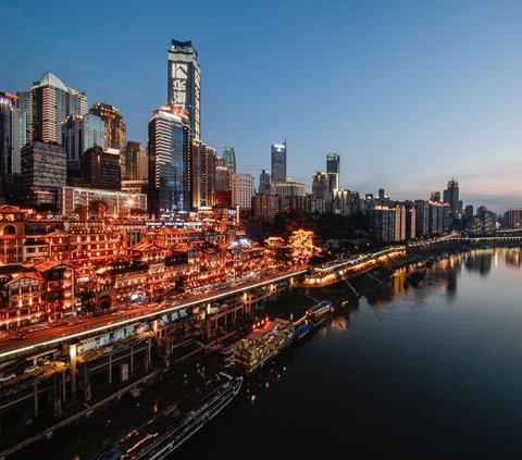 The Most Futuristic Cityscape in the World that is Amazing, There is a Train Splitting a Building to a Flying Bus