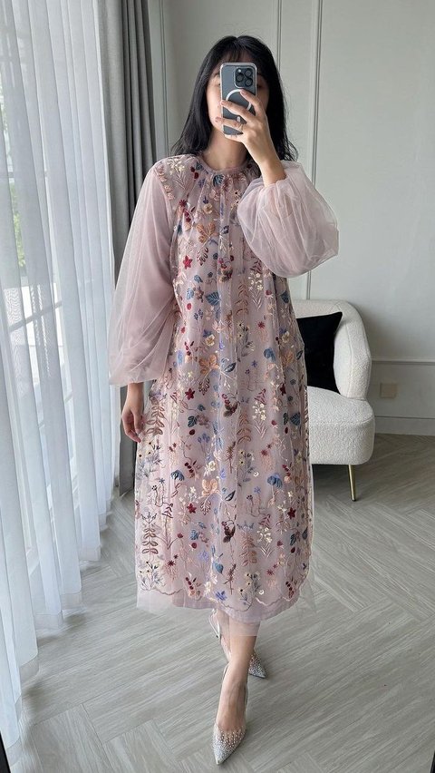 Abel Dress dengan Hiasan Motif Bunga yang Cantik