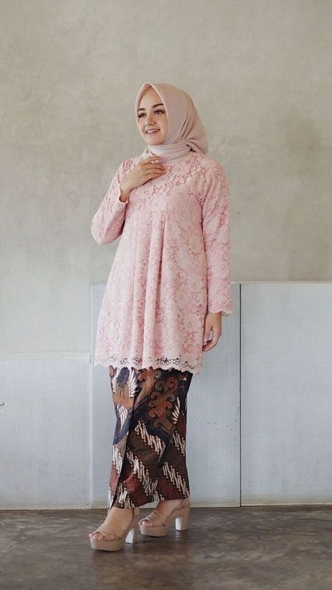 <b>Baju Kurung dengan Paduan Warna Kontras </b>