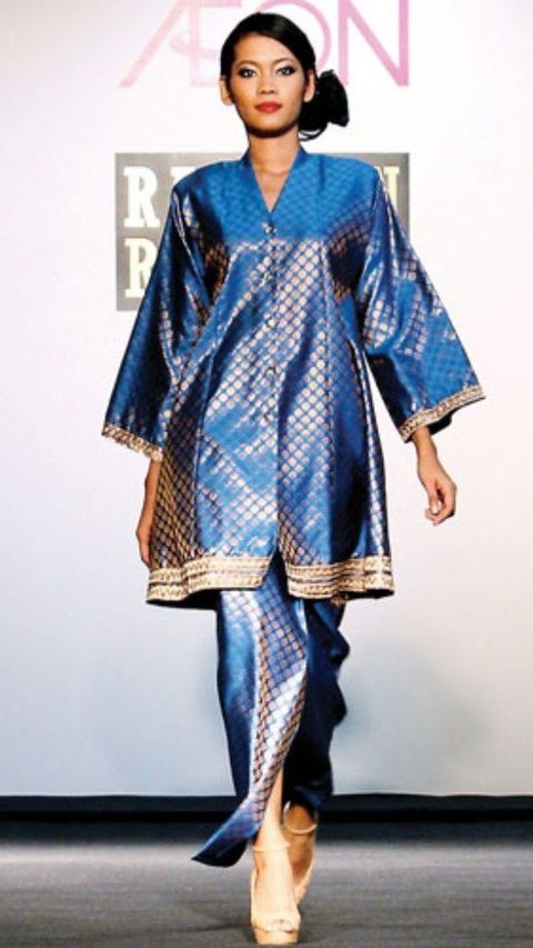 <b>Baju Kurung dengan Desain Lengan Lebar</b><br>