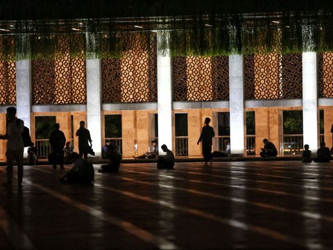 FOTO: Melihat Suasana Salat Tarawih Pertama Bulan Suci Ramadan 1445 H di Masjid Istiqlal, Jemaah dari Luar Jakarta Penuhi Shaf