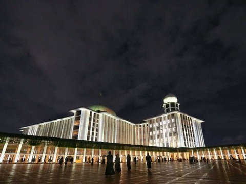 FOTO: Melihat Suasana Salat Tarawih Pertama Bulan Suci Ramadan 1445 H di Masjid Istiqlal, Jemaah dari Luar Jakarta Penuhi Shaf