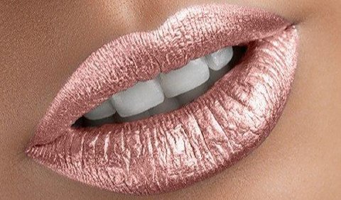 <b>Lipstik dengan Finish Glossy</b>